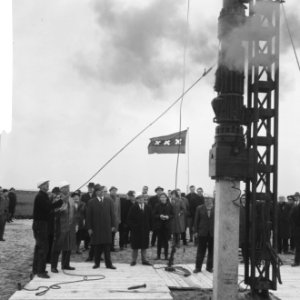 Burgemeester Van Hall slaat eerste paal in de Bijlmermeer, Bestanddeelnr 918-9198