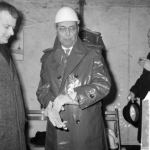 Burgemeester Van Hall slaat eerste paal in de Bijlmermeer, Bestanddeelnr 918-9192