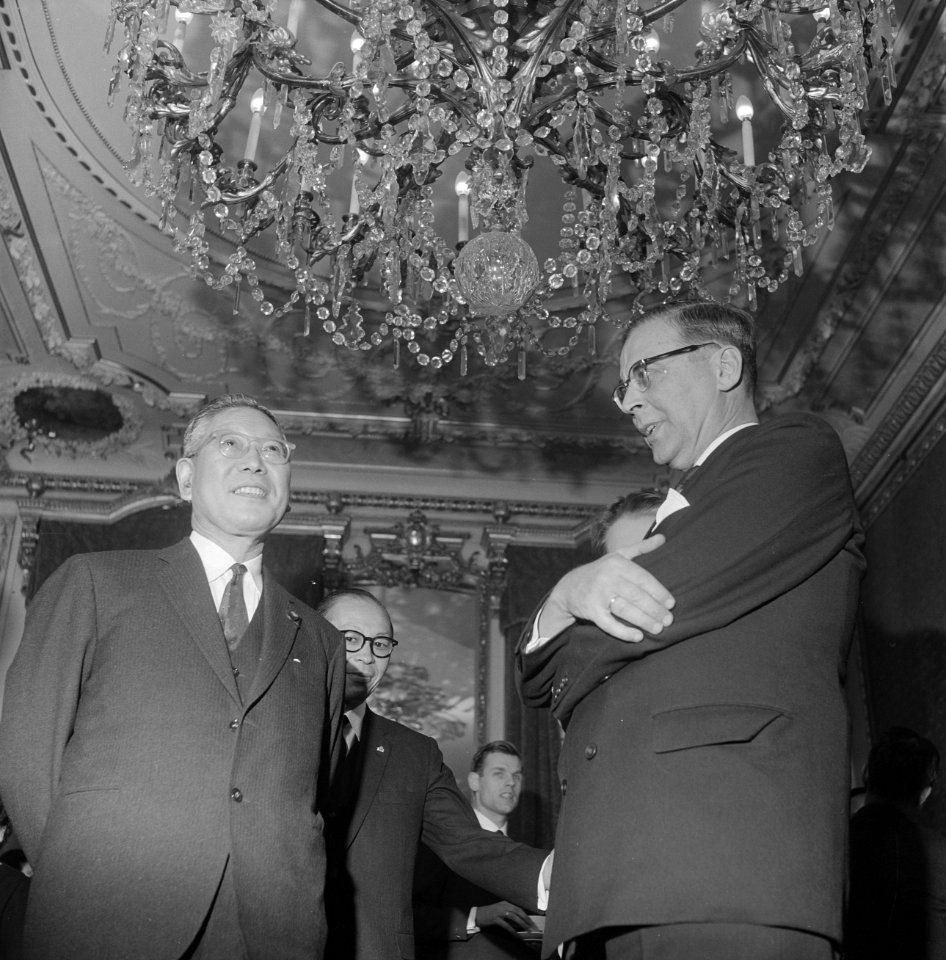 Burgemeester Van Hall ontvangt premier Ikeda van Japan in zijn ambtswoning, Bestanddeelnr 914-5351