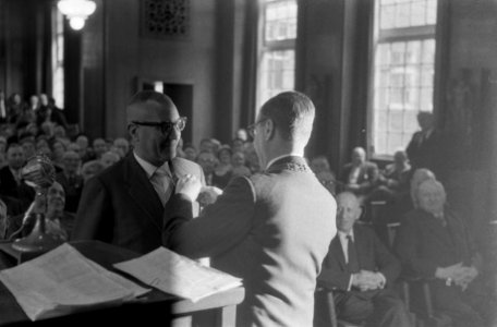 Burgemeester Van Hall reikt Koninklijke onderscheiding uit in het stadhuis te Am, Bestanddeelnr 911-1989