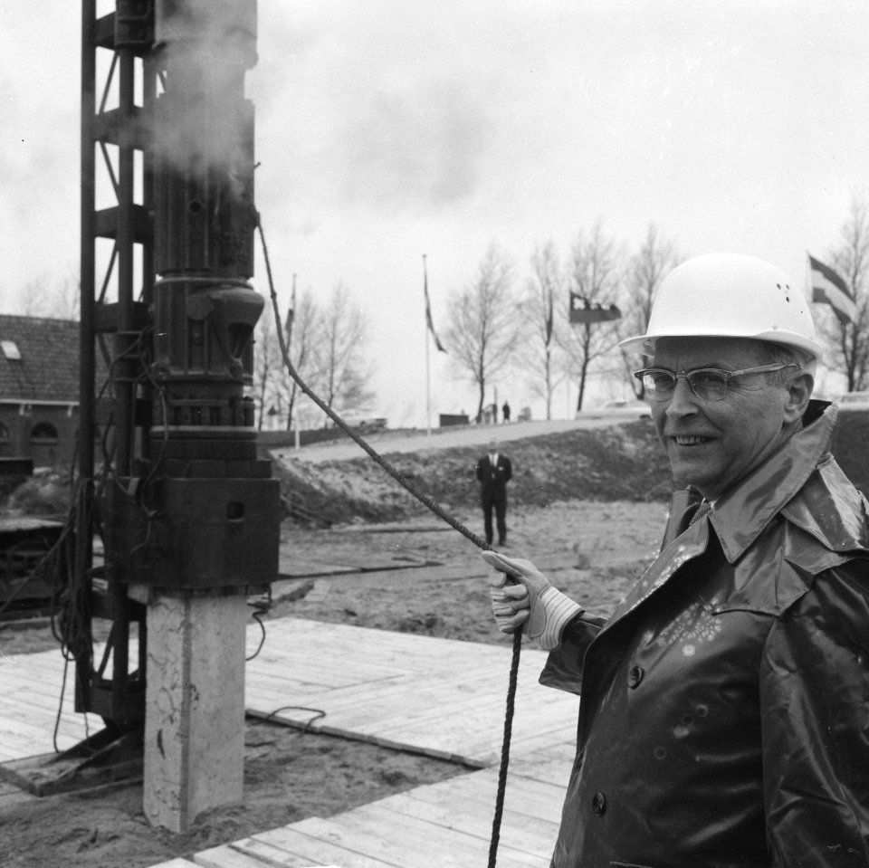 Burgemeester Van Hall slaat eerste paal in de Bijlmermeer de eerste slag, Bestanddeelnr 918-9188