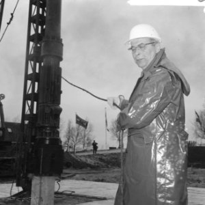 Burgemeester Van Hall slaat eerste paal in de Bijlmermeer, Bestanddeelnr 918-9190