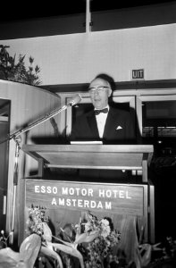 Burgemeester dr. I. Samkalden opende Esso Motor Hotel, Amsterdam burgemeester Sa, Bestanddeelnr 922-1415