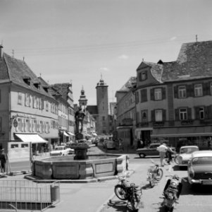 Burgstraße met kasteel Mergentheim nu Deutschordensmuseum en op de voorgrond het, Bestanddeelnr 254-4531