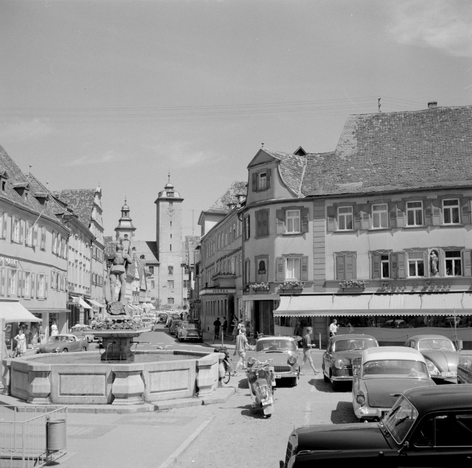 Burgstraße met kasteel Mergentheim nu Deutschordensmuseum en op de voorgrond het, Bestanddeelnr 254-4523