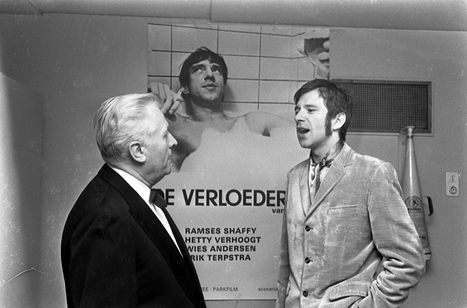 Burgemeester van Arnhem Chris Matser (links) en Ramses Shaffy, Bestanddeelnr 920-4045