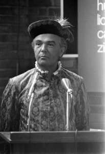 Burgemeester van Gouda mr. Pieter van Dijke, gestoken in historisch kostuum, tij, Bestanddeelnr 925-7147