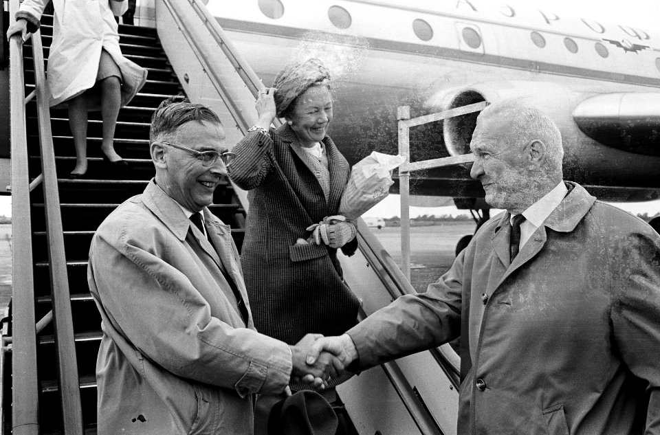 Burgemeester Van Hall en echtgenote naar Rusland vertrokken, rechts ambassadeur , Bestanddeelnr 917-8770