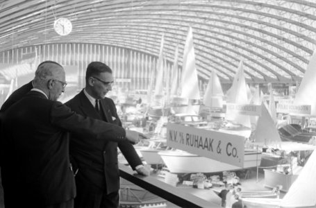 Burgemeester Van Hall bekijkt de stand van N.V. vh Ruhaak en Co, Bestanddeelnr 913-6581