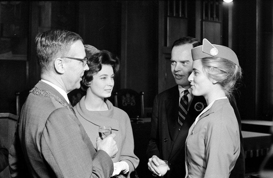 Burgemeester van Hall ontvangt brief van Kennedy. Het Amerikaans gezelschap bij , Bestanddeelnr 913-0496