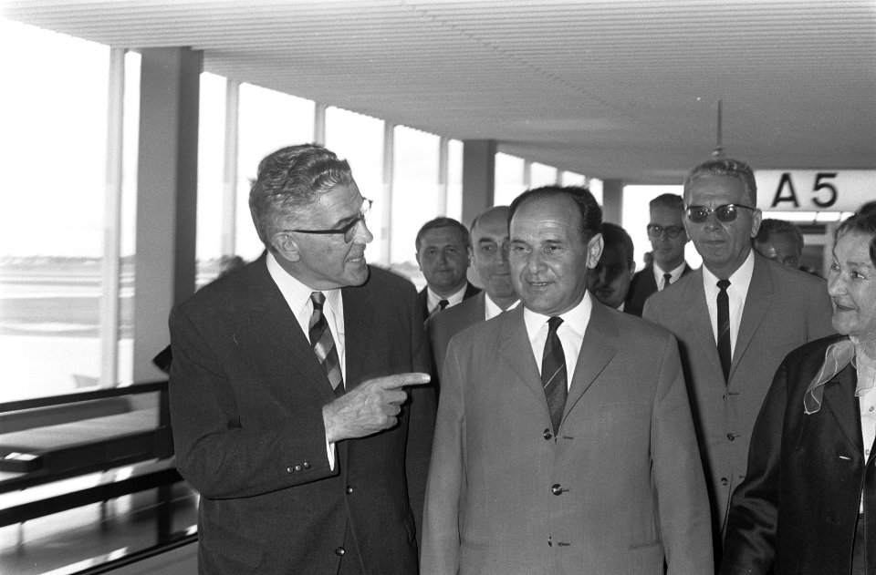 Burgemeester van Constantza (Roemenië), Nicolae Petre, arriveert op Schiphol voo, Bestanddeelnr 922-7516