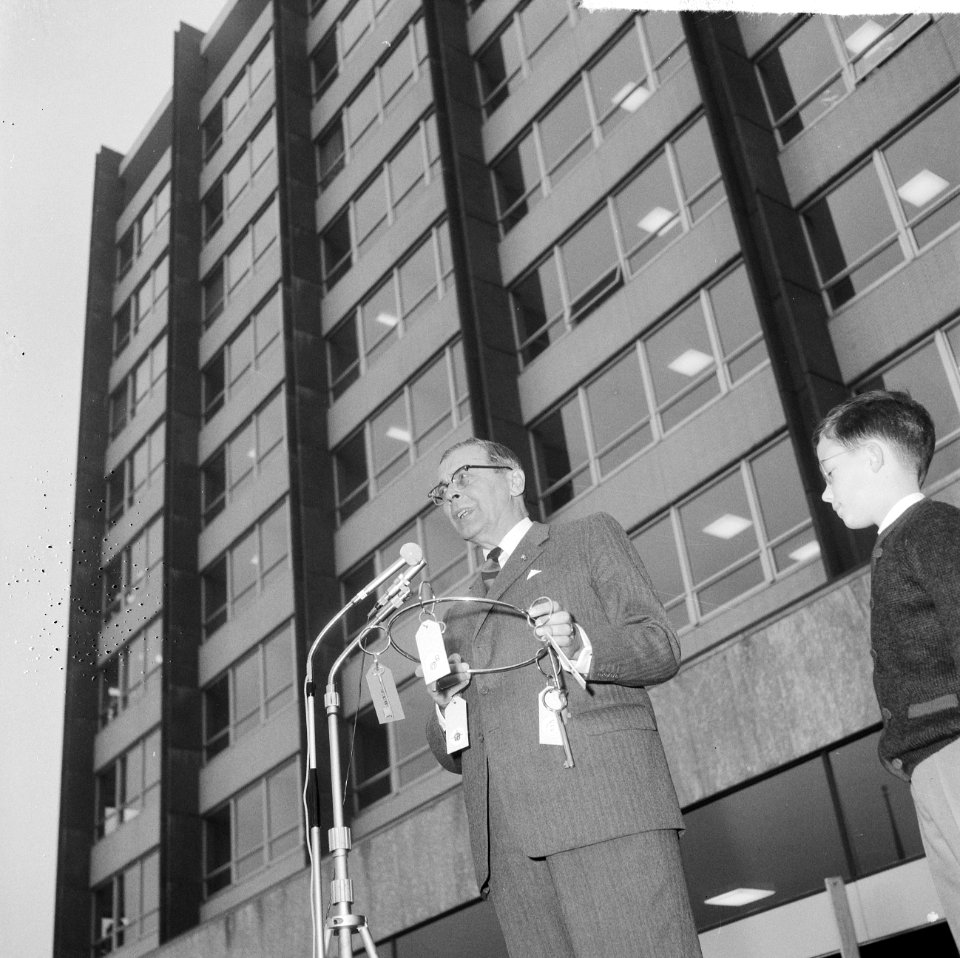 Burgemeester Van Hall nieuwe gebouw van NVV geopend in Slotermeer, Van Hall krij, Bestanddeelnr 917-0754