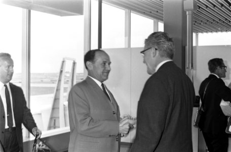 Burgemeester van Constantza (Roemenië), Nicolae Petre, arriveert op Schiphol voo, Bestanddeelnr 922-7518