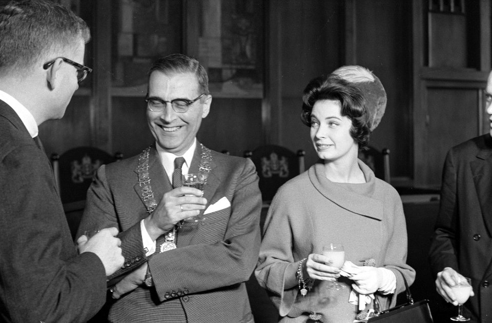 Burgemeester van Hall ontvangt brief van Kennedy. Het Amerikaans gezelschap bij , Bestanddeelnr 913-0497