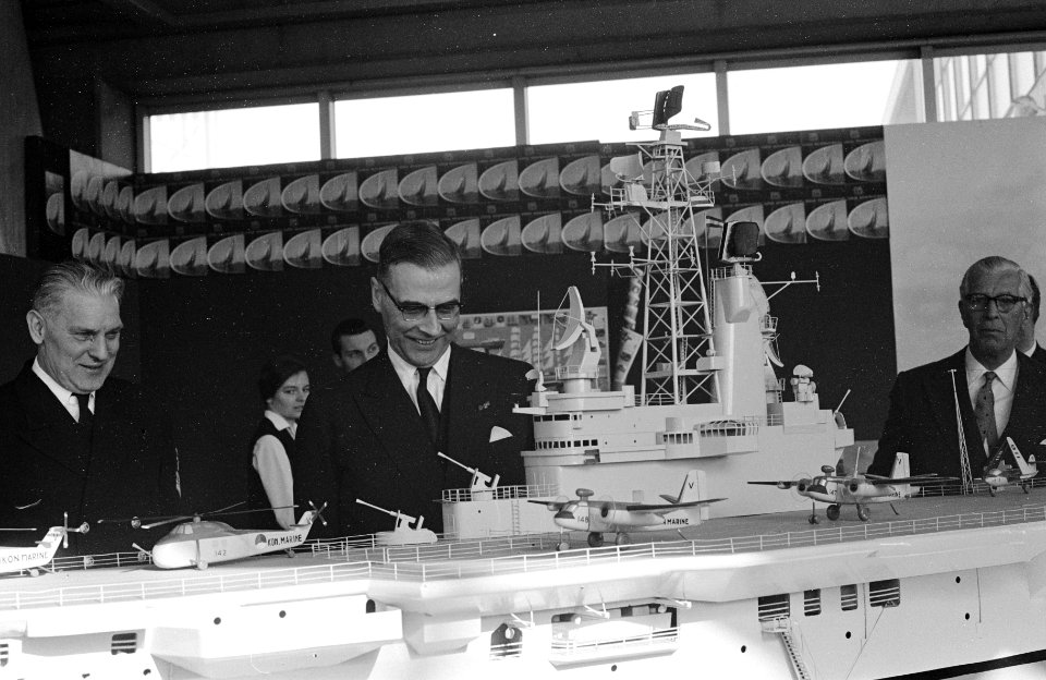 Burgemeester Van Hall bekijkt een schaalmodel van een vliegdekschip, Bestanddeelnr 913-6579
