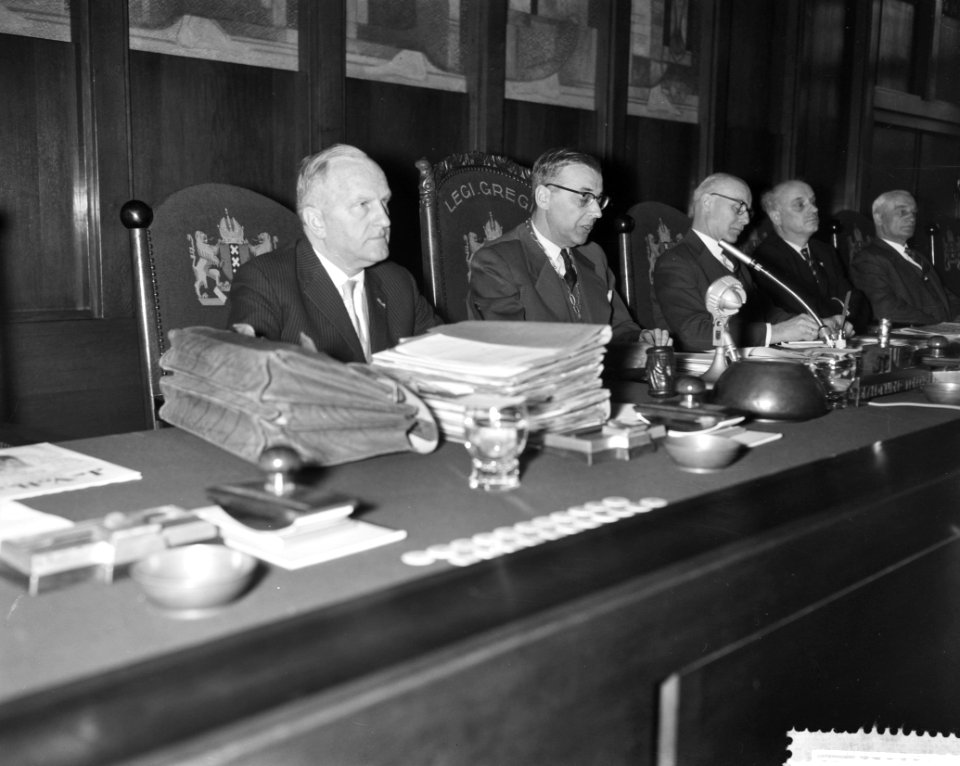 Burgemeester Van Hall doet mededelingen over IJ-tunnelbouw, Bestanddeelnr 911-9630