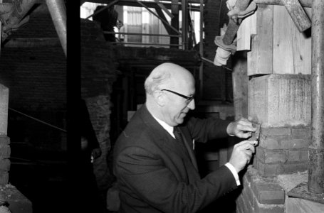 Burgemeester Samkalden herinneringskoker ingemetseld in voormalig Burgerweeshuis, Bestanddeelnr 920-7532
