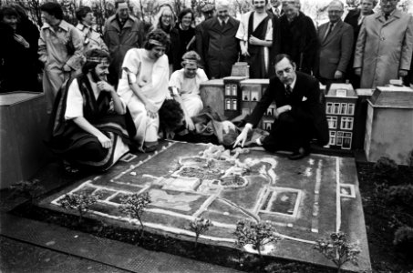 Burgemeester Reijnen (Heerlen) biedt Madurodam model Romeinse Thermen aan burge, Bestanddeelnr 929-6347
