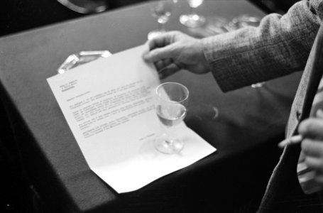 Burgemeester van Hall ontvangt brief van Kennedy, Bestanddeelnr 913-0493