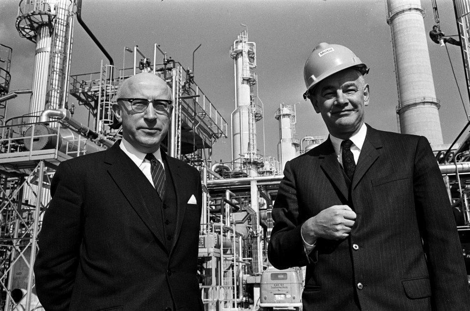 Burgemeester Samkalden bezoekt Mobil Oil , rechts direkteur raffinaderij A. C. B, Bestanddeelnr 921-1947