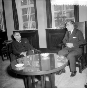 Burgemeester Van Hall ontvangt Brazilliaans Pascaal Carlos Magno, Bestanddeelnr 911-1236