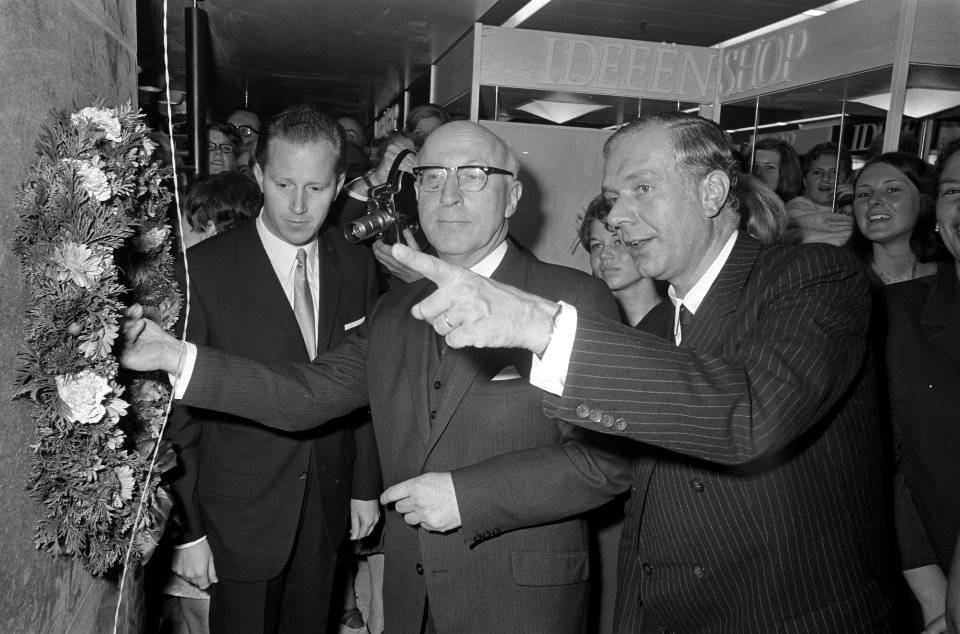 Burgemeester Samkalden drukt op de knop. Rechts de directeur van C&A, de heer W., Bestanddeelnr 921-6462