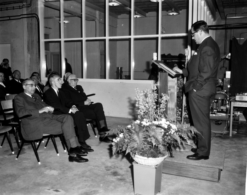 Burgemeester Van Hall Amerikaanse vestiging van Hobart Brothers aan Zeeburgerdij, Bestanddeelnr 915-9169