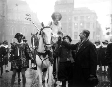 Burgemeester van Hall begroet Sint Nicolaas, Bestanddeelnr 909-1200