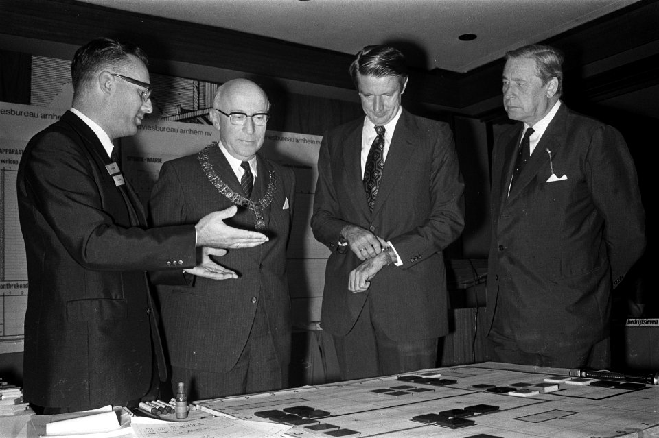 Burgemeester Samkalden bij opening planologisch simulatiespel in Esso Motor Hote, Bestanddeelnr 924-9097
