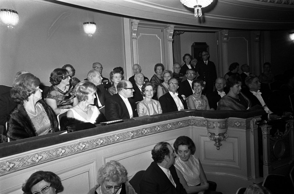 Burgemeester Samkalden en echtgenote in de Burgemeesters loge in Stadsschouwburg, Bestanddeelnr 920-9579