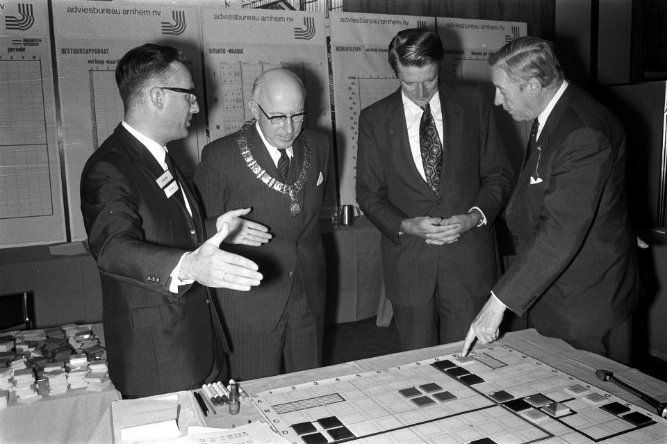 Burgemeester Samkalden bij opening planologisch simulatiespel in Esso Motor Hote, Bestanddeelnr 924-9100