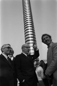 Burgemeester Samkalden en wethouder Polak nemen Winkler Prins Monument op Freder, Bestanddeelnr 923-9119