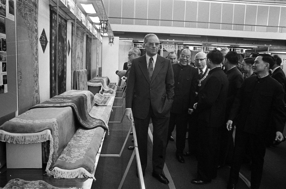 Burgemeester Samkalden en minister Van der Stee met een aantal Chinezen, Bestanddeelnr 926-8678