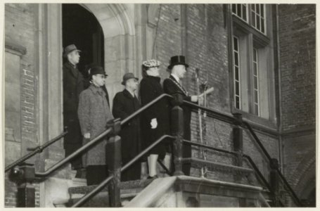 Burgemeester Reinalda kondigt een proclamatie af op het bordes van het stadhuis op 23 november 1945. NL-HlmNHA 54004772