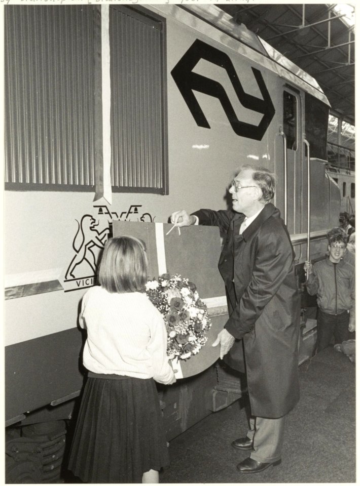 Burgemeester Reehorst onthult op locomotief 1622 van de NS de naam 'Haarlem' tijdens een open dag in de Hoofdwerkplaats aan de Oudeweg. NL-HlmNHA 54021124