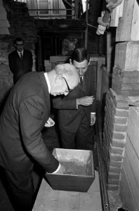 Burgemeester Samkalden herinneringskoker ingemetseld in voormalig Burgerweeshuis, Bestanddeelnr 920-7530