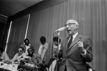 Burgemeester Samkalden en wethouder Kuypers spreken met Surinamers in Bijlmermee, Bestanddeelnr 927-3995