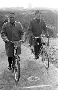 Burgemeester V.G.M. Marijnen van den Haag rijdt nieuw fietsroute aan Westzijde v, Bestanddeelnr 922-2598