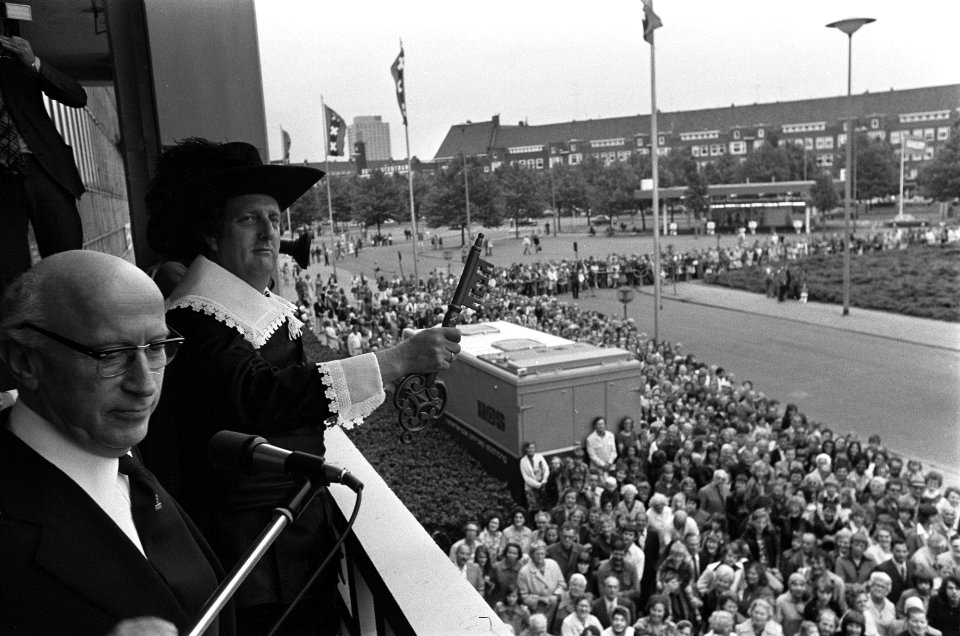 Burgemeester Samkalden en 'burgervaer' Kapelle zwaaien vanaf een balkon naar de , Bestanddeelnr 928-0109