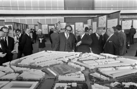 Burgemeester Samkalden en architect Holzbauer (links) bekijken de maquette, Bestanddeelnr 922-2213