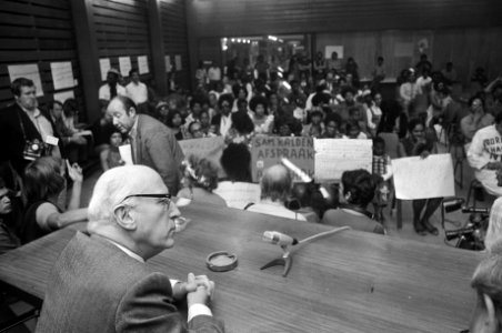 Burgemeester Samkalden en wethouder Kuypers spreken met Surinamers in Bijlmermee, Bestanddeelnr 927-3991