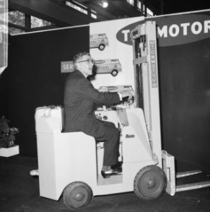 Burgemeester Thomassen op een heftruck bij het openen van de tentoonstelling, Bestanddeelnr 918-4375