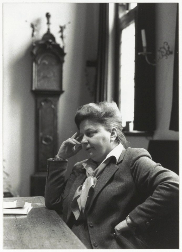 Burgemeester Elisabeth Schmitz in haar werkkamer