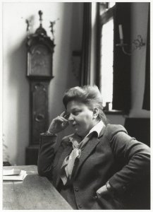 Burgemeester Elisabeth Schmitz in haar werkkamer