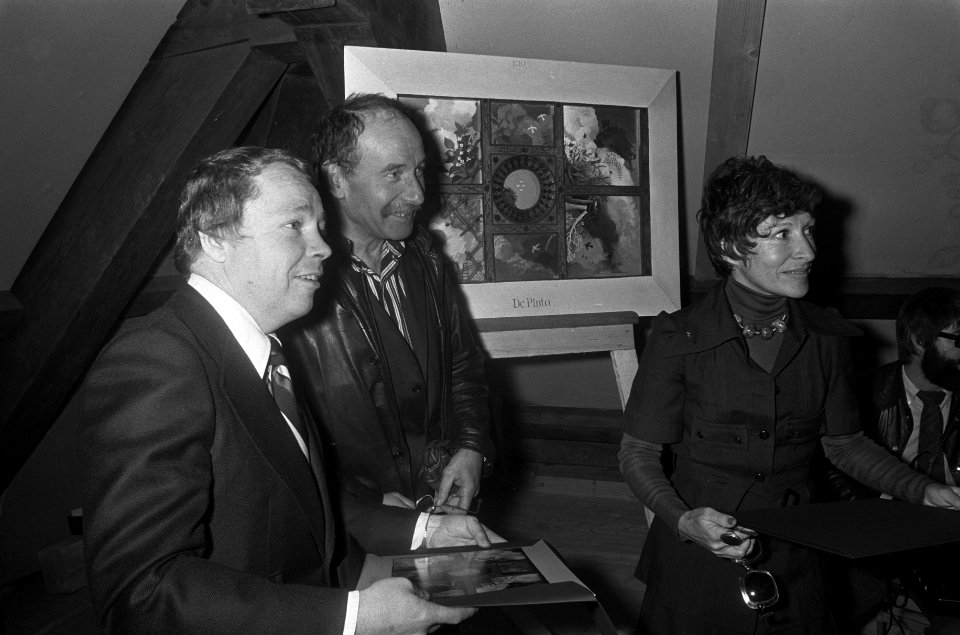 Burgemeester David Crombie van Toronto biedt geschenk aan de stad Amsterdam aan , Bestanddeelnr 927-4877