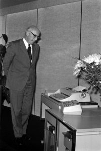 Burgemeester Samkalden bij een schrijfmachine en rekenmachine van NCR, Bestanddeelnr 925-8611
