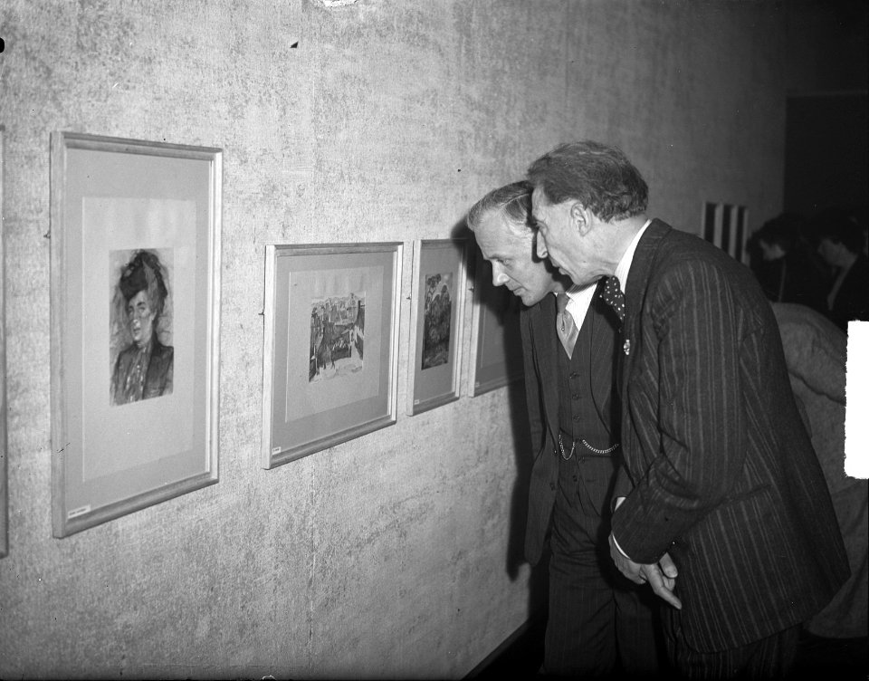 Burgemeester dAtilly opent tentoonstelling schilderijen, Bestanddeelnr 903-1044