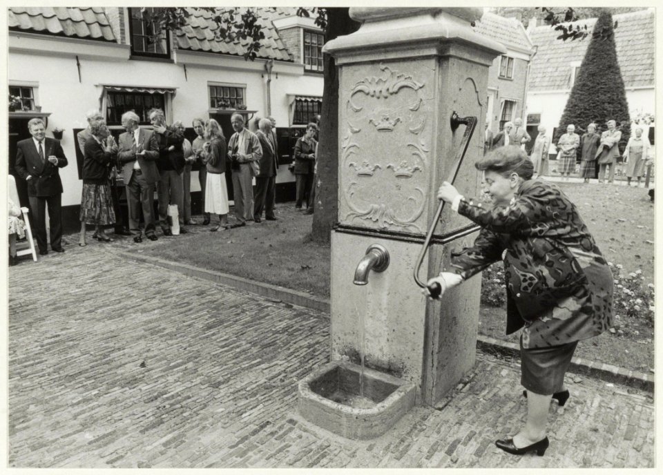 Burgemeester E. Schmitz heropent het hofje van Loo, ook wel genoemd Gasthuishofje, ná de restauratie. NL-HlmNHA 54020872