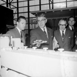Burgemeester Thomassen (midden) tijdens de opening van de tentoonstelling, Bestanddeelnr 918-4374
