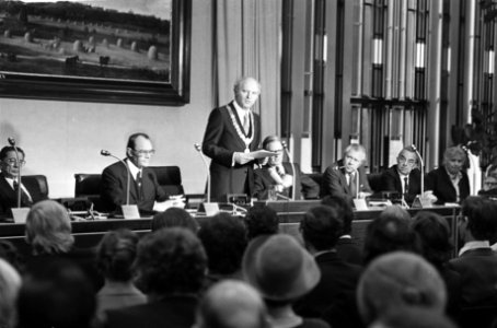 Burgemeester F G L L Schols van Den Haag geinstalleerd, Bestanddeelnr 928-2043